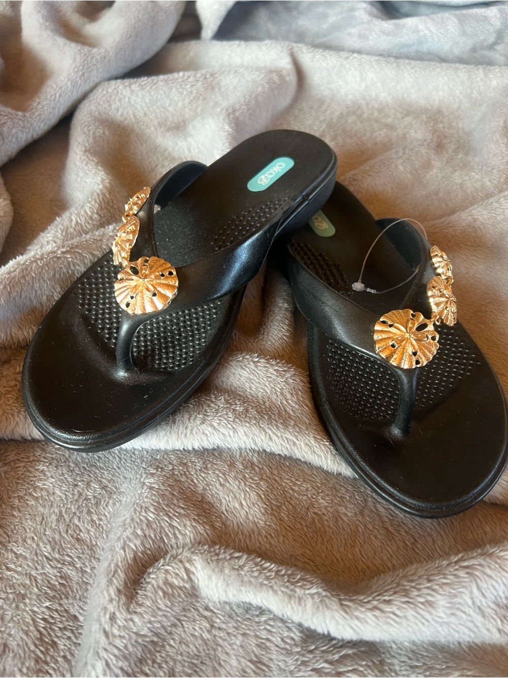 Oka b., Shoes That Love You, Women’s Small Black Gold Tone Shell Sandals, NWOT
